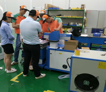KOK网页版官方网站激光培训专员为客户培训中