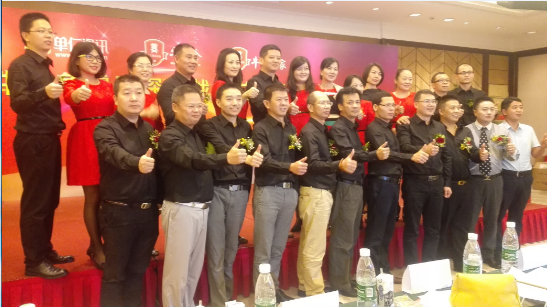 KOK网页版官方网站激光副董事长王小峰与牛商各战区会长与常委合影
