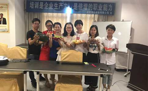 东道主KOK网页版官方网站激光为认真学习的客服美女准备了水果