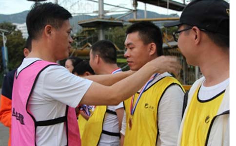 KOK网页版官方网站激光领导给队员颁奖